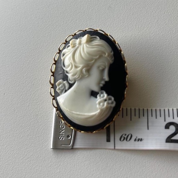 Vintage Cameo Brooch in black and white unsigned - Picture 3 of 4